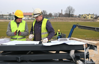 Budowa stadionu w Sławie przyspiesza. Montaż dachu nad trybunami w toku