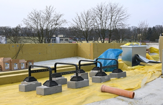 Budowa stadionu w Sławie przyspiesza. Montaż dachu nad trybunami w toku