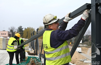 Budowa stadionu w Sławie przyspiesza. Montaż dachu nad trybunami w toku