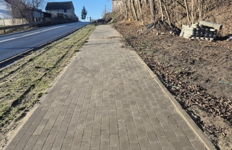 Nowy chodnik w Dryżynie. Prace nabierają tempa przy dobrej pogodzie