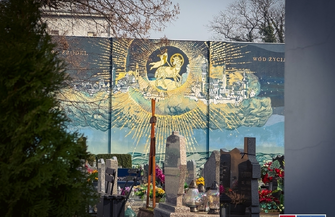 Na cmentarzu parafialnym we Wschowie malują tryptyk. Druga część jużgotowa