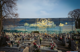 Na cmentarzu parafialnym we Wschowie malują tryptyk. Druga część jużgotowa