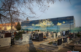 Na cmentarzu parafialnym we Wschowie malują tryptyk. Druga część jużgotowa