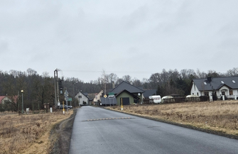 Omijają progi i rozjeżdżają pobocza. Urząd apeluje do kierowców