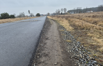 Omijają progi i rozjeżdżają pobocza. Urząd apeluje do kierowców