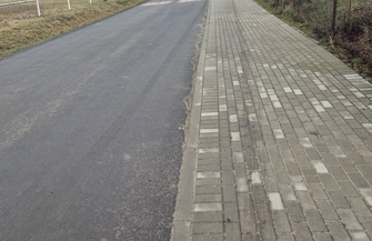 Omijają progi i rozjeżdżają pobocza. Urząd apeluje do kierowców