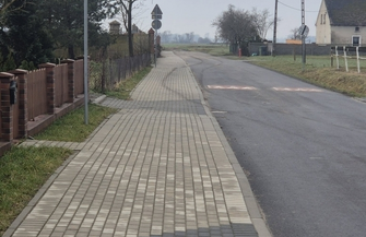 Omijają progi i rozjeżdżają pobocza. Urząd apeluje do kierowców