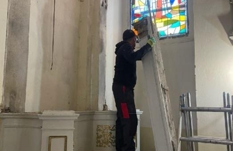 Zdemontowali ołtarz z kościoła w Konradowie. Zabytek trafił tymczasowo do Starych Drzewiec