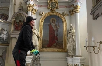 Zdemontowali ołtarz z kościoła w Konradowie. Zabytek trafił tymczasowo do Starych Drzewiec