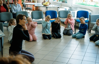 Mali goście w bibliotece Zana. Dzieci słuchały z zapartym tchem potem wspólnie ciągnęły Rzepkę