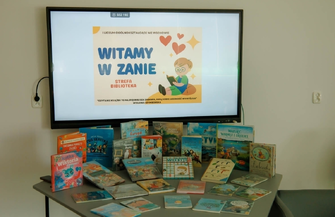 Mali goście w bibliotece Zana. Dzieci słuchały z zapartym tchem potem wspólnie ciągnęły Rzepkę