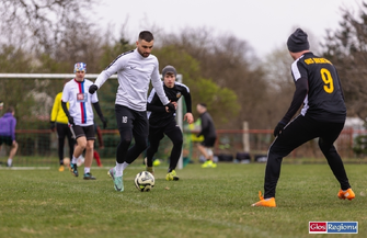 Chłód nie przeszkodził. Grali biegali i licytowali dla Sylwii Kmin ZDJĘCIA