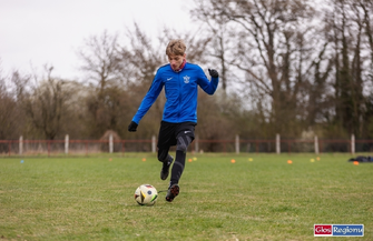 Chłód nie przeszkodził. Grali biegali i licytowali dla Sylwii Kmin ZDJĘCIA