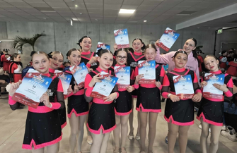 Cheer Flash Wschowa z pucharami Mistrzostw Polski. Zawodniczki zostawiły serce na parkiecie ZDJĘCIA