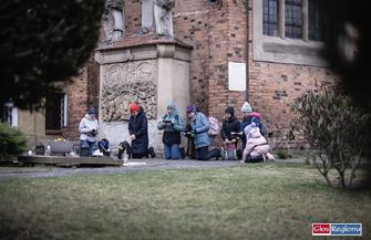 W ciszy i skupieniu. Ekstremalna Droga Krzyżowa przeszła przez Wschowę Sławę i Osieczną ZDJĘCIA
