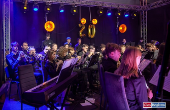 Orkiestra Maestoso zagrała z okazji 20-lecia. Były podziękowania muzyka i owacje na stojąco WIDEO