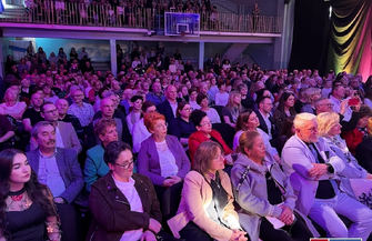 Orkiestra Maestoso zagrała z okazji 20-lecia. Były podziękowania muzyka i owacje na stojąco WIDEO