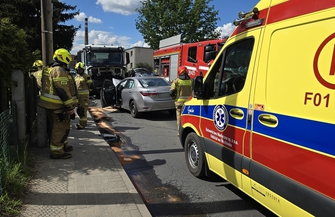 Czołówka na ul. Henryka Pobożnego w Sławie. Toyota wjechała pod ciężarówkę FOTO