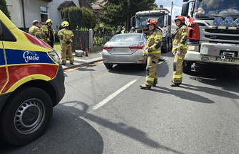 Czołówka na ul. Henryka Pobożnego w Sławie. Toyota wjechała pod ciężarówkę FOTO