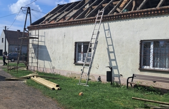Nowy dach i elewacja dla świetlicy. Ruszył remont w Starych Drzewcach