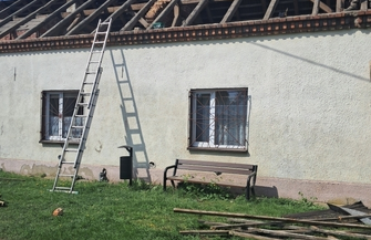 Nowy dach i elewacja dla świetlicy. Ruszył remont w Starych Drzewcach