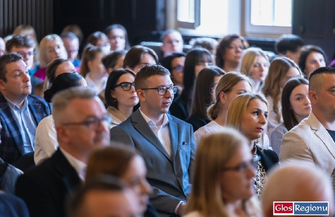 Maturzyści z Zana pożegnali szkołę. Były wzruszenia wyróżnienia i podziękowania ZDJĘCIA