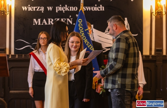 Maturzyści z Zana pożegnali szkołę. Były wzruszenia wyróżnienia i podziękowania ZDJĘCIA