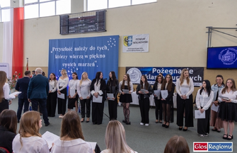 Pożegnanie klas maturalnych w I ZS we Wschowie. Przed wami początek nowego etapu ZDJĘCIA