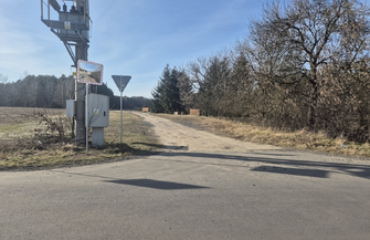 Bezpieczniej na drogach gminnych. Nowe elementy chronią pieszych i kierowców