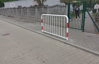 Bezpieczniej na drogach gminnych. Nowe elementy chronią pieszych i kierowców