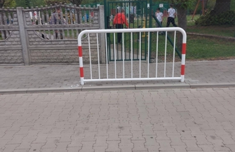 Bezpieczniej na drogach gminnych. Nowe elementy chronią pieszych i kierowców