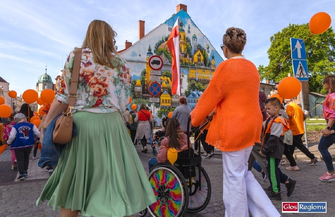 Pomarańczowy korowód przeszedł ulicami Wschowy. Siła tkwi w różnorodności ZDJĘCIA