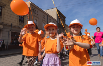 Pomarańczowy korowód przeszedł ulicami Wschowy. Siła tkwi w różnorodności ZDJĘCIA