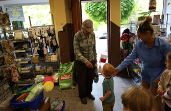 Przedszkolaki rozdawały flagi na ulicach. 3 maja mieszkańcy spotkają się na Rynku