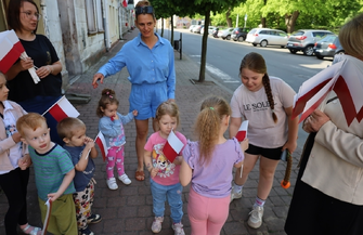 Przedszkolaki rozdawały flagi na ulicach. 3 maja mieszkańcy spotkają się na Rynku