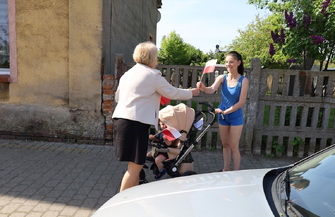 Przedszkolaki rozdawały flagi na ulicach. 3 maja mieszkańcy spotkają się na Rynku