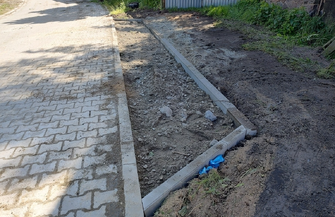 Kostka brukowa zastąpi kruszywo. Trwa przebudowa zjazdów w Małych Drzewcach