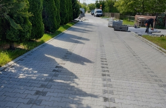 Kostka brukowa zastąpi kruszywo. Trwa przebudowa zjazdów w Małych Drzewcach