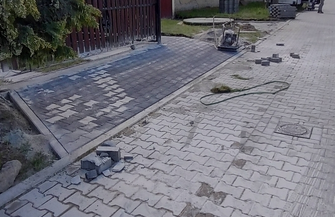 Kostka brukowa zastąpi kruszywo. Trwa przebudowa zjazdów w Małych Drzewcach