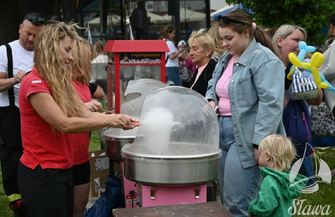 Rodzinny Piknik na sławskiej plaży. Mieszkańcy świętowali Dzień Mamy i Dziecka