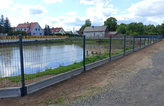 Wymienili ogrodzenie nad stawem w Zamysłowie. Firma z Konradowa zakończyła prace