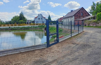 Wymienili ogrodzenie nad stawem w Zamysłowie. Firma z Konradowa zakończyła prace