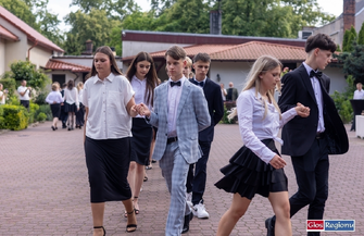 Komers SP 1 we Wschowie. Poloneza zatańczyło ponad 70 ósmoklasistów ZDJĘCIA