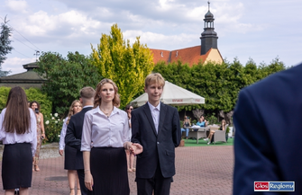 Komers SP 1 we Wschowie. Poloneza zatańczyło ponad 70 ósmoklasistów ZDJĘCIA