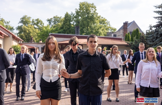 Komers SP 1 we Wschowie. Poloneza zatańczyło ponad 70 ósmoklasistów ZDJĘCIA