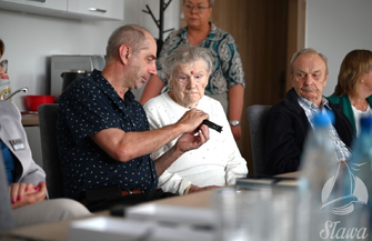 Seniorzy ze Sławy otrzymali opaski bezpieczeństwa