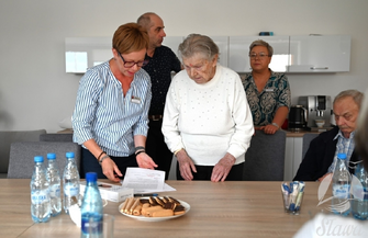 Seniorzy ze Sławy otrzymali opaski bezpieczeństwa