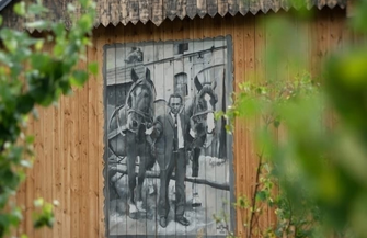 Dziadek Józek patrzy na swoją łąkę. W Lginiu powstał niezwykły deskal ZDJĘCIA