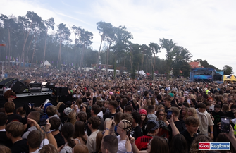 Rap Stacja ruszyła pełną parą. Festiwalowicze nie boją się deszczu ZDJĘCIA