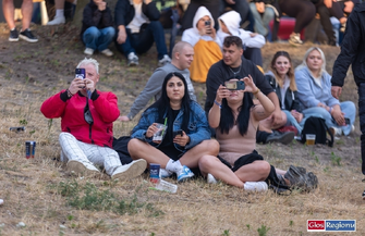 Rap Stacja ruszyła pełną parą. Festiwalowicze nie boją się deszczu ZDJĘCIA